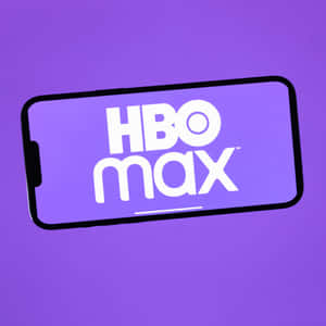 在紫色背景的智慧型手機螢幕上顯示的HBO Max應用程式標誌。 — HBO 壁紙
