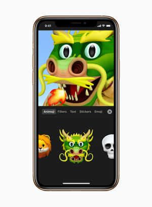 一個手機螢幕顯示一隻綠色龍 Animoji，有黃色角和火焰。 — iPad 第9代 壁紙