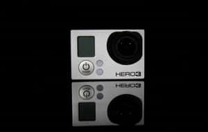 銀色GoPro HERO3相機在黑色表面上的倒影 — 山坡 壁紙