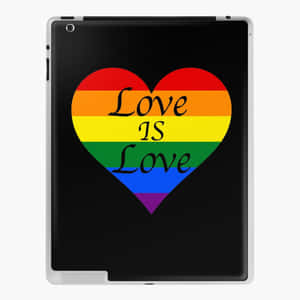 平板電腦上顯示彩虹心形圖案，在黑色背景上寫著「Love IS Love」。 — 彩虹美學 壁紙