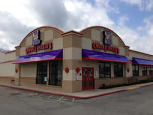 Chuck E Cheese's 餐廳外觀，帶有紫色遮陽篷和卡通吉祥物標誌。 — 查克芝士 壁紙