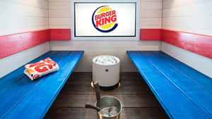 Burger King品牌的桑拿房，配有藍色長凳和發光標誌。 — 漢堡王 壁紙