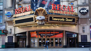 一個Regal Cinemas戲院入口標示為暫時關閉，有一個人走過。 — 動態影像 壁紙