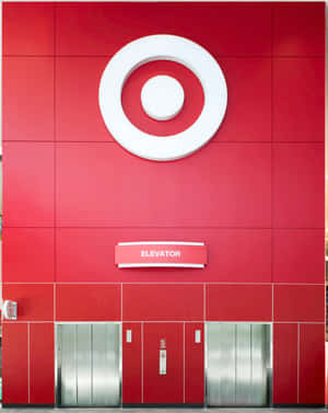 Target商店外觀，有紅色牆壁和電梯門 — 4:5 壁紙
