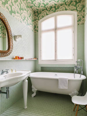 復古浴室，綠色瓷磚和拱形窗戶下的爪足浴缸。 — 綠色 壁紙