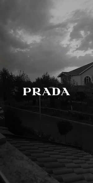 多雲天空下，帶有房屋和PRADA文字覆蓋的單色屋頂場景。 — 普拉巴斯 壁紙