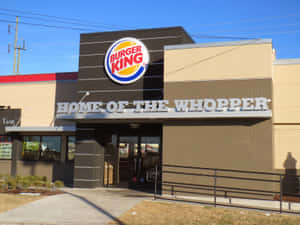 Burger King餐廳外觀，有顯眼標誌和清澈藍天。 — 漢堡王 壁紙