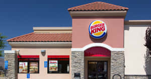Burger King速食餐廳，紅色瓦片屋頂和晴朗的天空。 — 薯條 壁紙