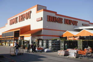 陽光明媚的日子裡，Home Depot商店外觀，有購物者和購物車。 — 好市多 壁紙