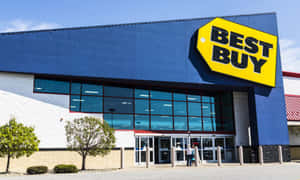 陽光明媚的日子裡，人們進入Best Buy商店的入口。 — 最佳購買 壁紙