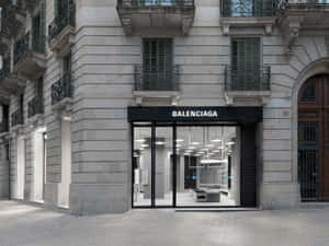 位於歷史石建築內、設有玻璃門和極簡主義內飾的Balenciaga時裝店。 — 巴黎世家 壁紙