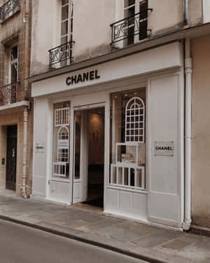 Chanel精品店位於鵝卵石街道上，白色外牆和拱形窗戶。 — 香奈兒 壁紙