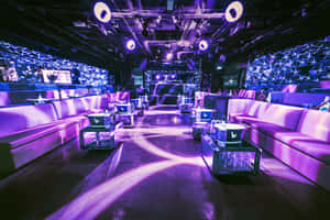 未來風格夜總會，配有紫色燈光和幾何牆面設計。 — 晚安 壁紙