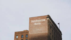 Sam Houston Hotel 磚砌建築，旗幟飄揚 — 休士頓 壁紙