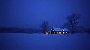 被雪覆蓋的小屋，窗戶發光，夜晚點亮的聖誕樹。 — 冬季風景 壁紙