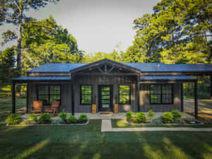 現代鄉村風格小屋，藍色屋頂，周圍環繞著綠樹和草坪。 — 房屋 壁紙