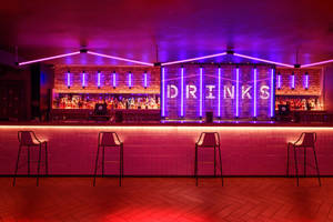 一間時尚酒吧，配有紫色霓虹燈和紅色瓷磚檯面。 — 酒吧 壁紙