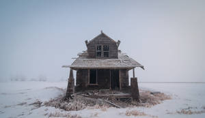 雪地上被遺棄的木屋，蒼白的冬日天空下 — 冬季風景 壁紙