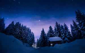 星空下冬季森林中的雪屋 — 冬季房屋 壁紙