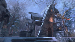 一間被雪覆蓋的石屋，窗戶發光，在冬日森林的暮色中。 — 2560x1440 壁紙