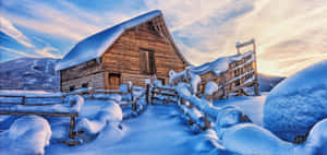 被雪覆蓋的木屋與籬笆，冬季日落景觀 — 山脈 壁紙