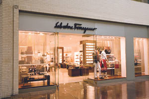Salvatore Ferragamo豪華零售店，玻璃櫥窗和人體模型展示手提包和鞋子。 — 薩瓦托雷·菲拉格慕 壁紙