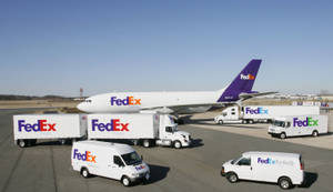 機場的FedEx送貨車輛和貨機 — 聯邦快遞 壁紙