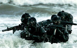 身穿戰術裝備的士兵在洶湧的海浪中涉水前進，手持步槍。 — 軍事動圖 壁紙