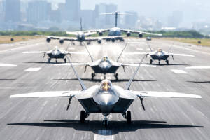 戰鬥機在跑道上，背景是城市天際線。 — 空軍 壁紙