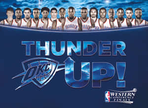 奧克拉荷馬城雷霆籃球隊身穿白色球衣，帶有「THUNDER UP!」文字和閃電設計。 — 籃球 壁紙