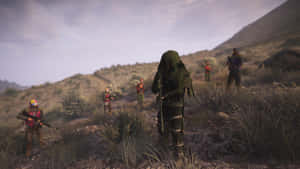 身穿迷彩裝備的士兵在黃昏時分穿過山坡上的高草叢。 — 電玩遊戲 GIF 壁紙