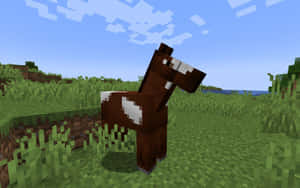 一隻像素化的棕色馬帶有白色斑點，站在Minecraft的草地上。 — 最佳我的世界 壁紙