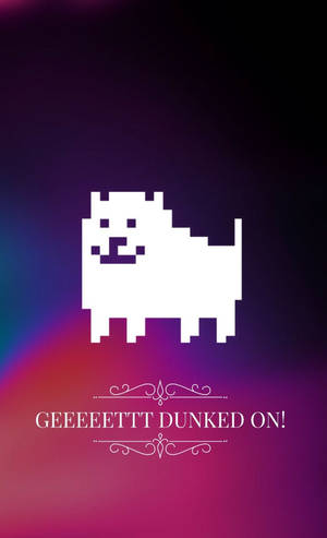 像素化白色狗與文字「GEEEEETT DUNKED ON!」在彩色漸變背景上 — 卡通狗 壁紙