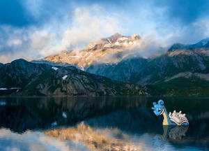 像素龍在山湖中游泳，有雪峰 — 山脈 壁紙
