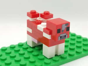 由紅白積木組成的LEGO牛，在綠色底板上 — 可愛 Minecraft 壁紙
