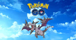 一隻紫色的龍寶可夢在藍天中飛翔，有白雲和上方的 Pokémon GO 標誌。 — 七龍珠超 布羅利 壁紙