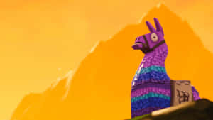 一隻背著背包的像素化紫色羊駝站在日落時的懸崖上。 — 酷炫的《要塞英雄》 壁紙