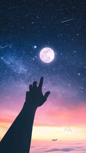 在暮色中，一隻手伸向雲層之上的月亮和星星。 — 美學 壁紙