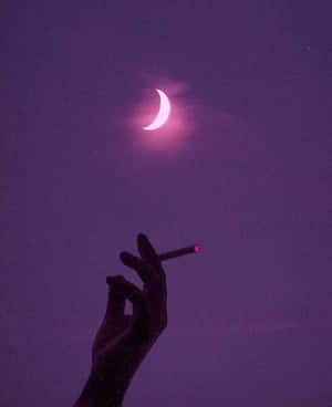手在粉紅色新月下拿著點燃的香煙。 — 美學天空 壁紙