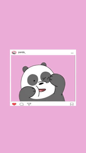 卡通熊貓在Instagram框架中單眼閉起微笑，背景為粉紅色。 — 可愛熊貓 壁紙