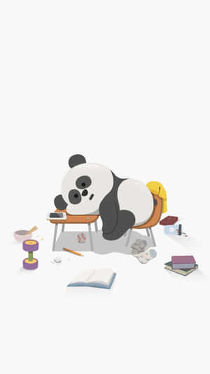 一隻卡通熊貓在雜亂的書桌上睡覺，書桌上有書和啞鈴。 — 卡通 壁紙