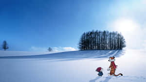 一隻卡通老虎和一個孩子在雪地裡行走，背景有森林和藍天。 — 凱文的幻虎世界 壁紙