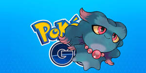 藍色寶可夢角色，有紅色眼睛和珍珠項鍊，旁邊是 Pokémon GO 標誌。 — 電玩遊戲 GIF 壁紙