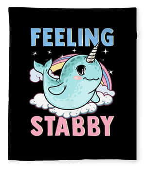 一隻微笑的一角鯨，帶有彩虹角，漂浮在雲朵上，並有文字 feeling stabby。 — 獨角鯨 壁紙
