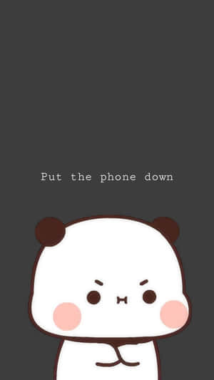 一隻粉紅色臉頰的卡通熊貓以嚴肅的表情向上看，文字寫著「Put the phone down」。 — 中性 壁紙