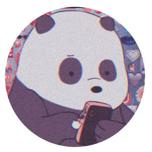一隻卡通熊貓手持電話，帶有故障效果，周圍有愛心貼紙。 — 可愛熊貓 壁紙