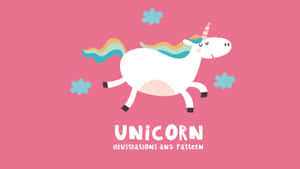 一隻快樂的卡通獨角獸，擁有彩虹頭髮，在帶有藍色花朵的粉紅色背景上奔跑。 — iMac 壁紙
