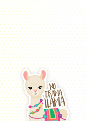 一隻卡通羊駝，戴著珠子和彩虹毯子，在點點背景上說「No Drama Llama」。 — iPhone Duo 壁紙