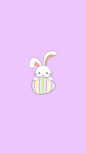 一隻卡通兔子在薰衣草背景上拿著一個裝飾過的復活節蛋。 — 兔子 GIF 壁紙