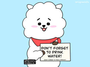 一隻卡通羊舉著一個牌子，上面寫著「別忘了喝水！」 — RJ BT21 壁紙